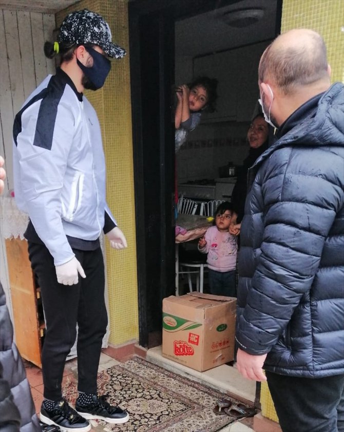 Futbolcu Yusuf Yazıcı, ihtiyaç sahiplerine gıda yardımında bulundu
