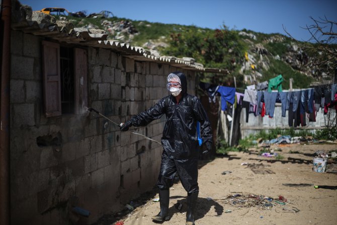 Gazzeli gönüllüler koronavirüsle mücadele için sokakları dezenfekte etti