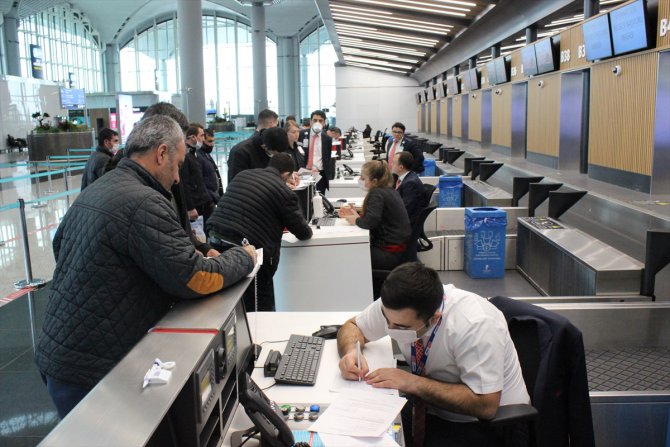 İstanbul Havalimanı'nda iç hat yolcularının seyahat izin belgesi için başvuruları başladı