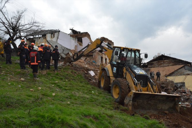 GÜNCELLEME - Malatya'da iki katlı metruk bina yıkıldı