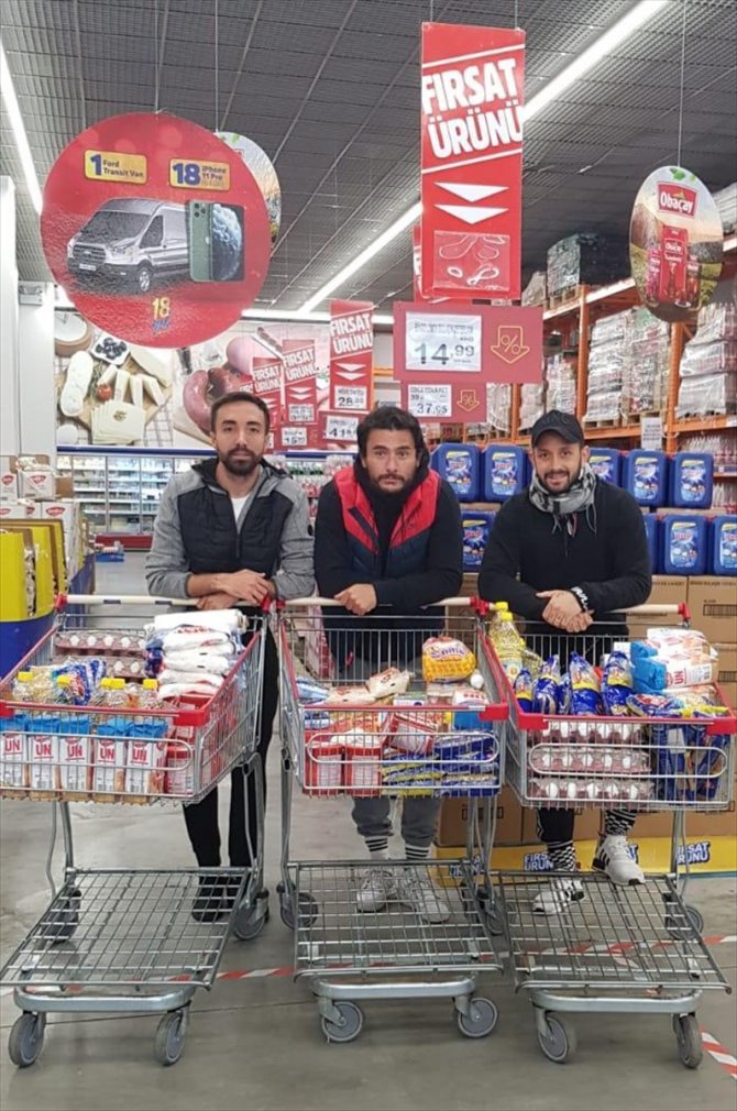 Serik Belediyesporlu futbolculardan ihtiyaç sahibi vatandaşlara gıda yardımı