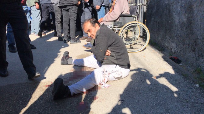 Adana'da polisi bıçaklayan şüpheli silahla bacağından vurulup yakalandı