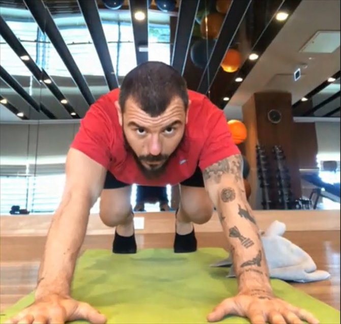 Antalyasporlu futbolcular telekonferanslı antrenmanda yoga yaptı
