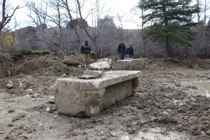 Burdur'da tarlasını süren çiftçi Roma dönemine ait yapı parçaları buldu