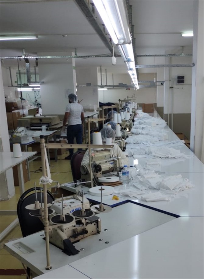 Sultanbeyli'de tekstil atölyesine yapılan baskında 220 bin kaçak maske ele geçirildi