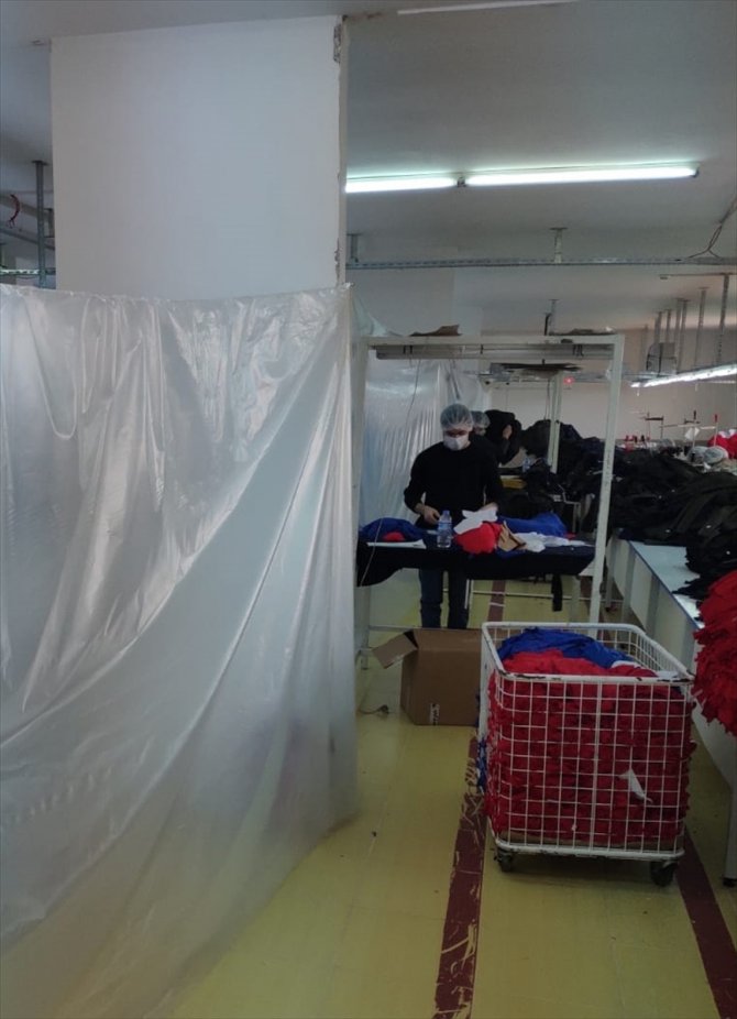 Sultanbeyli'de tekstil atölyesine yapılan baskında 220 bin kaçak maske ele geçirildi