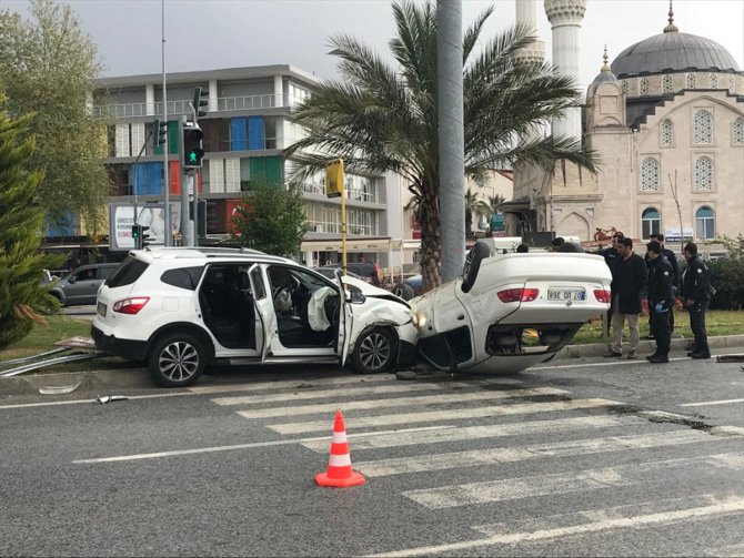 Antalya'da iki otomobil çarpıştı: 2'si polis, 3 yaralı