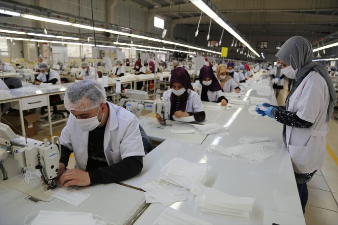 Batman'daki fabrikada sağlık çalışanları için günde 1 milyon maske üretiliyor