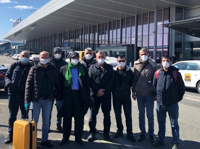 Çekya'da mahsur kalan 8 Türk tır şoförü, Büyükelçi Bağış'ın girişimleriyle Türkiye'ye döndü