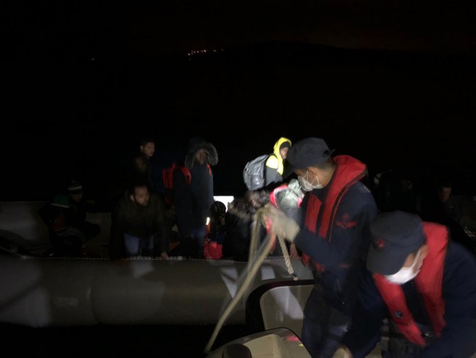İzmir'de, Çeşme ve Dikili açıklarında 50 yabancı uyruklu yakalandı
