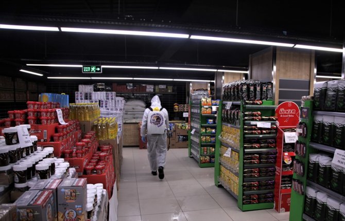 Kartal ilçesindeki marketler dezenfekte edildi