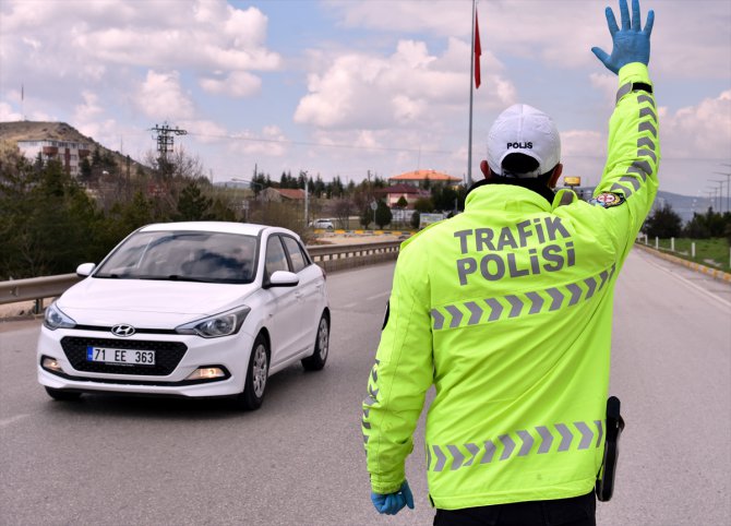 Kırıkkale'de sürücü ve yolculara "Kovid-19" cezası
