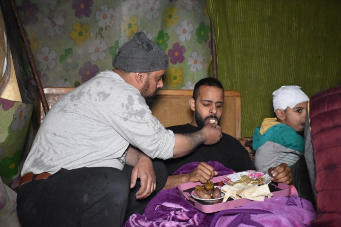 Rusya'nın İdlib'deki tavuk çiftliği saldırısında 6 kayıp veren aile yardım bekliyor