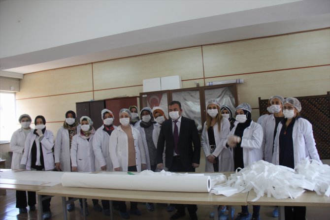 Şanlıurfa'da usta öğreticiler koronavirüse karşı maske üretiyor