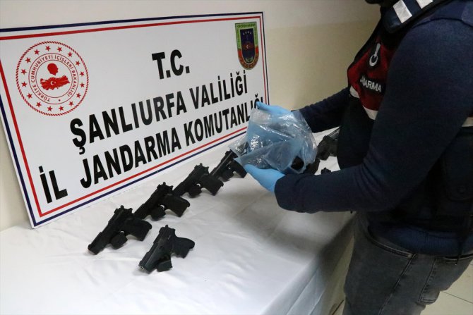 Şanlıurfa'da yedek lastiğe gizlenmiş 18 tabanca ele geçirildi