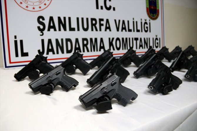 Şanlıurfa'da yedek lastiğe gizlenmiş 18 tabanca ele geçirildi