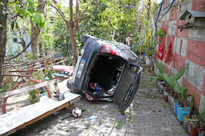 Adana'da otomobil evin bahçesine devrildi: 2 yaralı