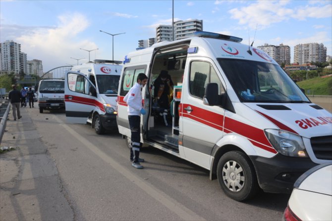 Adana'da otomobil tırla çarpıştı: 6 yaralı