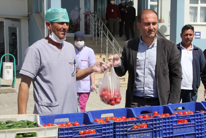 Antalya'da sağlık çalışanları ile 65 yaş üstündeki vatandaşlara domates ve salatalık ikramı
