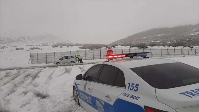 Elazığ'da kar nedeniyle yolda kalan sürücülere "Evde kal" uyarısı