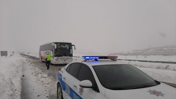 Elazığ'da kar nedeniyle yolda kalan sürücülere "Evde kal" uyarısı