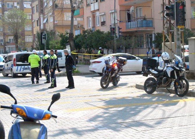 İzmir'de tartıştığı komşusunu öldüren, kendi annesini de bıçaklayan kişi intihar etti