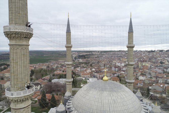 Selimiye Camisi'nin minarelerine "Evde Kal Türkiye" yazılı mahya asıldı
