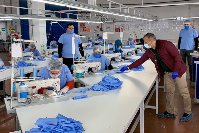 Tunceli'de tekstil atölyesi vatandaşlara ücretsiz maske dağıtmak için üretime başladı