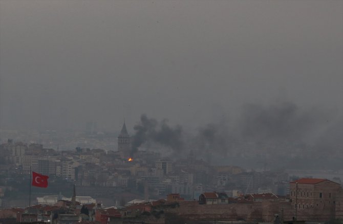 Beyoğlu'nda iş hanında çıkan yangında 1 kişi hayatını kaybetti