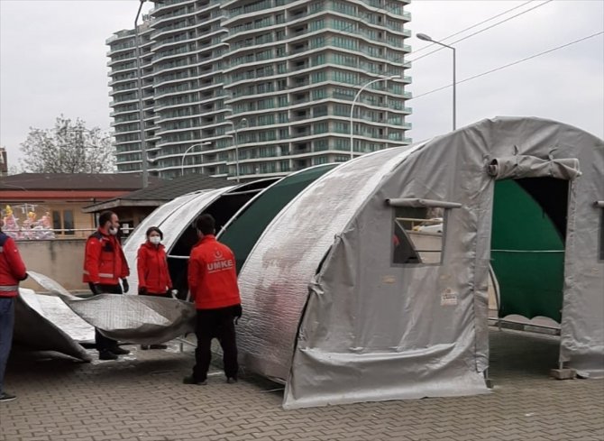 Bursa'da hastane bahçelerine triaj çadırları kuruldu