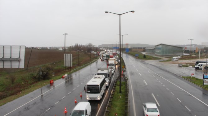 İstanbul'un giriş ve çıkışlarında sürücüler ile yolcuların ateş ölçümü yapılıyor