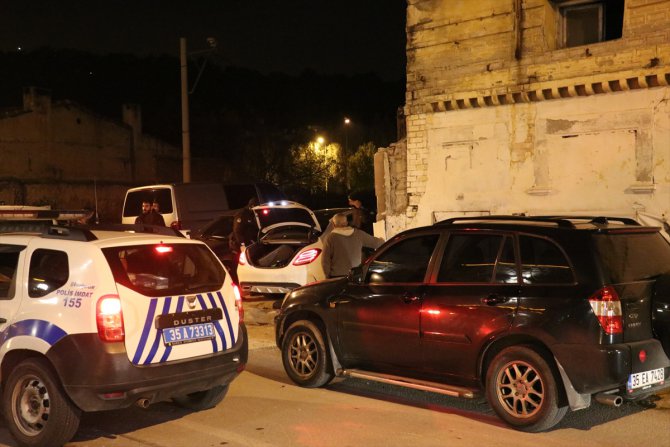 İzmir'de boş binanın bahçesinde kumar oynayan 10 kişi gözaltına alındı