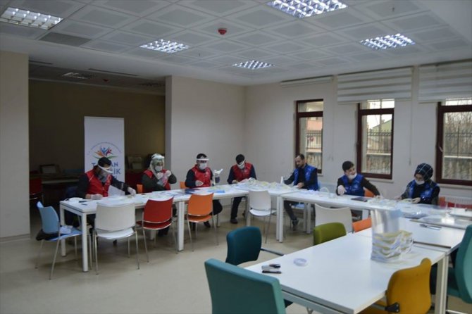 Bitlis'te gönüllü gençler sağlık çalışanları için siperlikli maske üretiyor