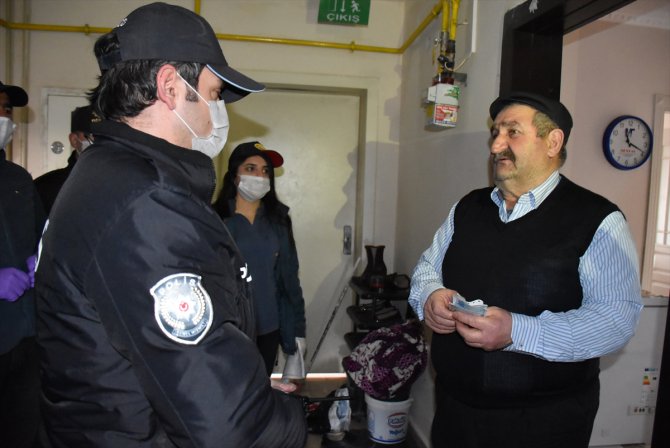 Kars'ta sosyal yardımların hak sahiplerine evlerinde teslim edilmesine başladı