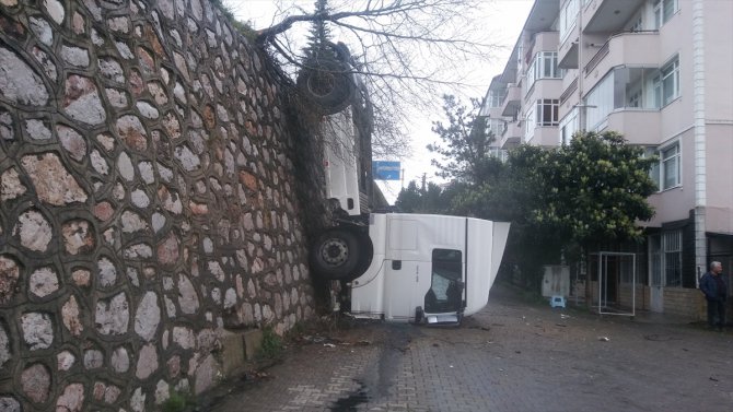 Kocaeli'de istinat duvarından düşen tırın sürücüsü yaralandı