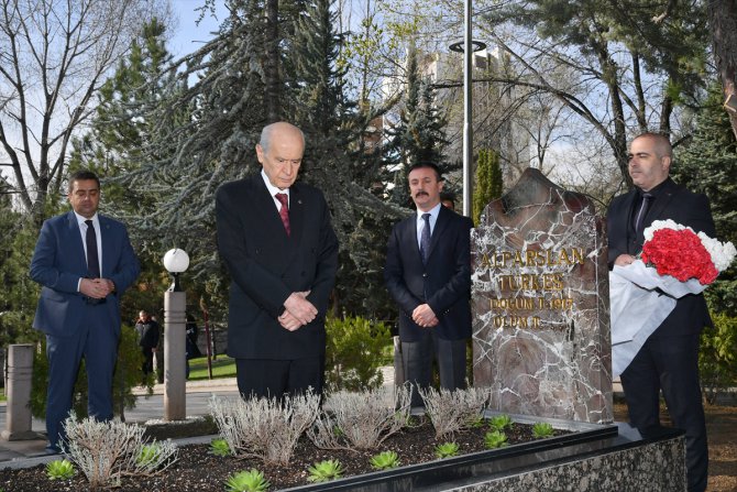 Bahçeli, Alparslan Türkeş'in anıt mezarını ziyaret etti
