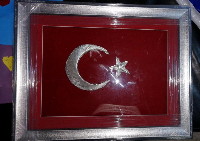 Sosyal yardım ödemesi yapılan kadın, Erdoğan'a Türk Bayrağı hediye etti