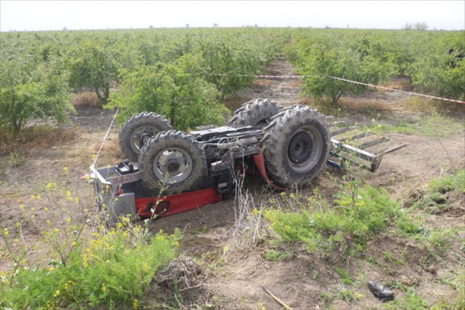 Adana'da devrilen traktörün altında kalan sürücü öldü