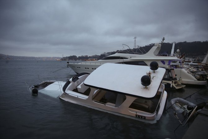 Beşiktaş'ta lüks gezi teknesi battı