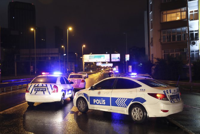 İstanbul’da polisten kaçmaya çalışan otomobildeki 3 şüpheli yakalandı