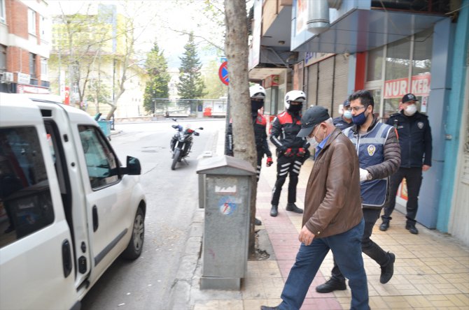 Kahramanmaraş'ta kıraathaneye dönüştürülen ruhsatsız iş yerindeki 15 kişiye para cezası
