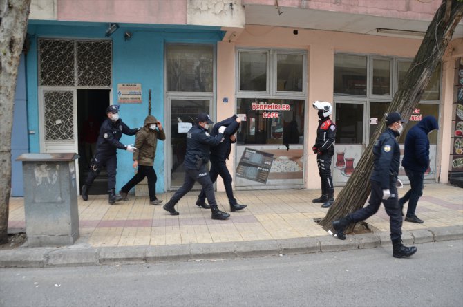Kahramanmaraş'ta kıraathaneye dönüştürülen ruhsatsız iş yerindeki 15 kişiye para cezası