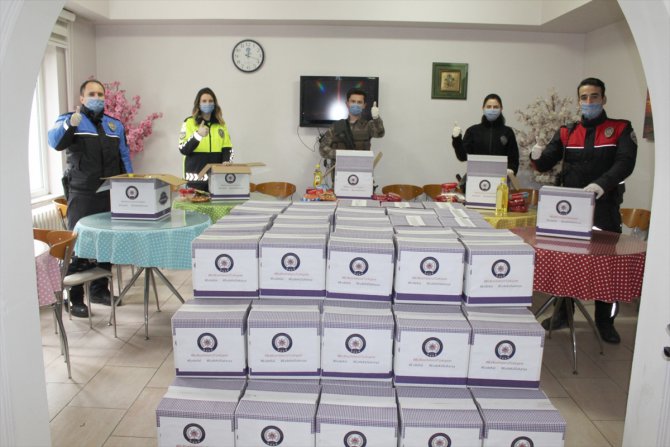 Sakarya'da polis memurlarından ihtiyaç sahibi ailelere gıda yardımı
