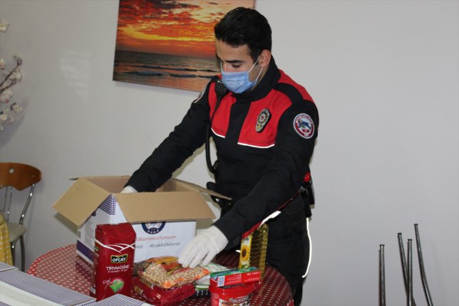 Sakarya'da polis memurlarından ihtiyaç sahibi ailelere gıda yardımı