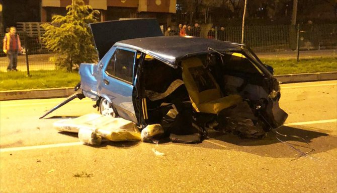 Samsun'da refüje çarpan otomobil ikiye bölündü: 1 ölü, 1 yaralı