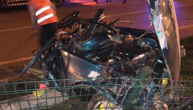 Samsun'da refüje çarpan otomobil ikiye bölündü: 1 ölü, 1 yaralı