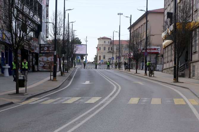 Sivas'ta Atatürk Caddesi yeniden araç ve yaya trafiğine kapatıldı