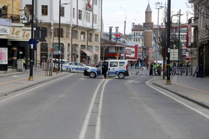 Sivas'ta Atatürk Caddesi yeniden araç ve yaya trafiğine kapatıldı