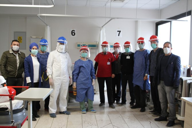 Trakya Üniversitesinde sağlık teknikeri baretten yüz siperliği üretti
