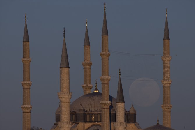 Selimiye Camisi, dolunayla kartpostallık manzaralar oluşturdu